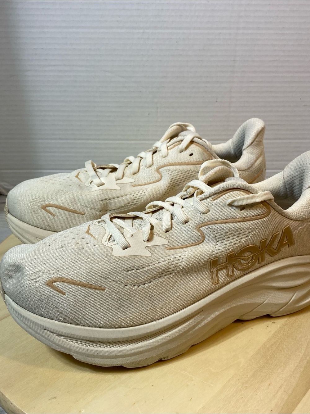 Hoka Clifton 10 Women's Size 9.5 D Wide Cream Beige Running Shoes( No Insoles) - Picture 4 of 10